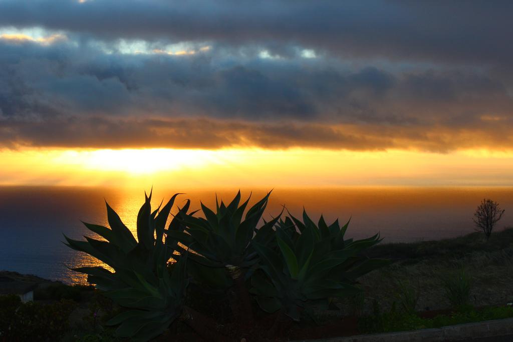 Residencial Farol Bed & Breakfast Ponta do Pargo Exterior photo